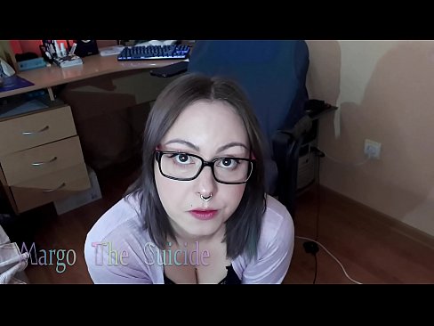 ❤️ Moza sexy con lentes chupa un consolador profundamente ante a cámara ❌  Sexo en nós ﹏